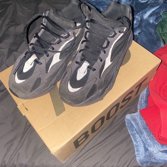 Yeezy 700 Vanta - Picture 2 of 4